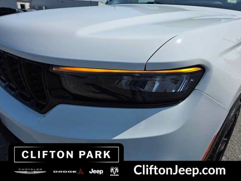 Used 2023 Jeep Grand Cherokee Altitude AWD/4WD image 7