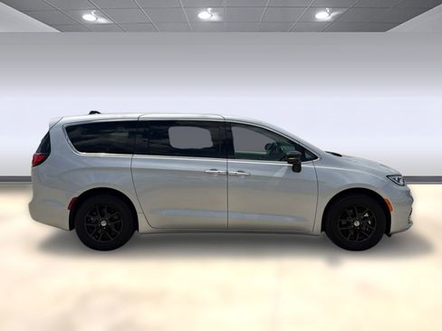 Used 2024 Chrysler Pacifica Touring-L FWD image 8