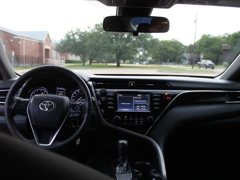 Used 2018 Toyota Camry LE FWD image 23