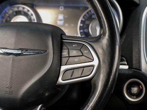 Used 2018 Chrysler 300 Limited image 18