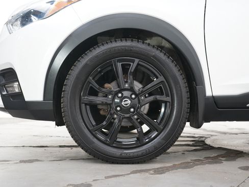 Used 2019 Nissan Kicks SR image 28