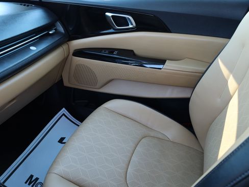 Used 2022 Kia Carnival EX image 15