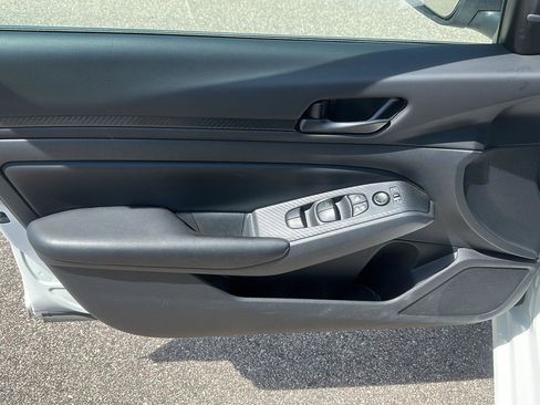 Used 2025 Nissan Altima 2.5 S FWD image 9