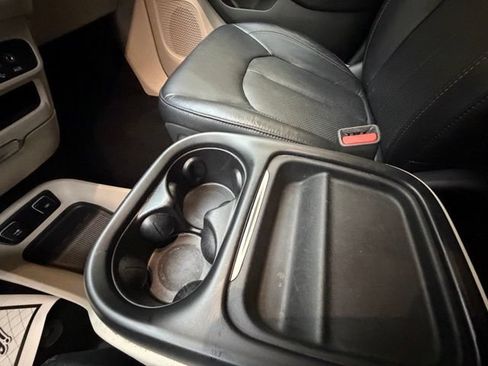 Used 2018 Chrysler Pacifica Touring-L FWD image 23