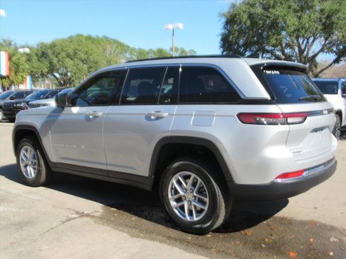 New 2025 Jeep Grand Cherokee Laredo image 4