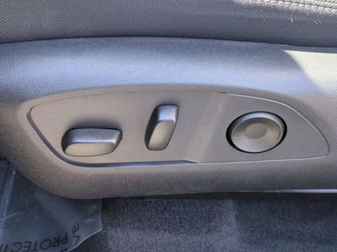 Used 2025 Chevrolet Traverse LT FWD image 12