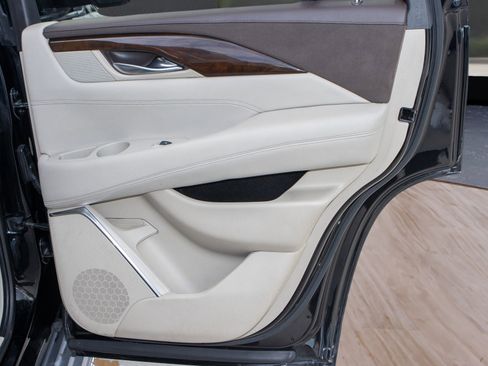 Used 2016 Cadillac Escalade Luxury image 30