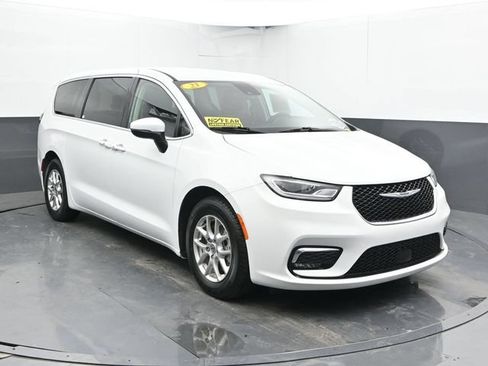 Used 2023 Chrysler Pacifica Touring-L FWD image 6