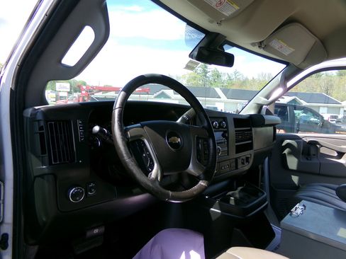 Used 2019 Chevrolet Express 3500 Extended w/ Driver Convenience Package image 15