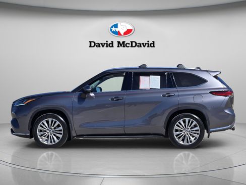 Used 2021 Toyota Highlander Platinum image 2