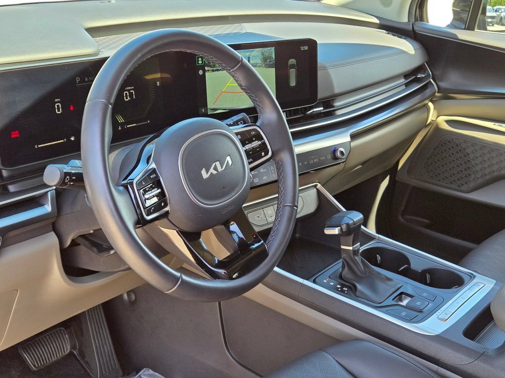 Certified 2025 Kia Carnival FWD image 16