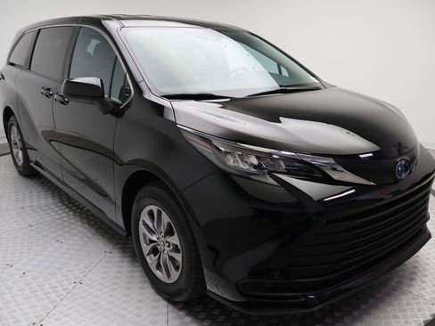 Certified 2025 Toyota Sienna LE image 6