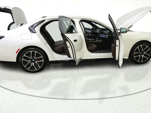 Used 2023 BMW 740i RWD image 15
