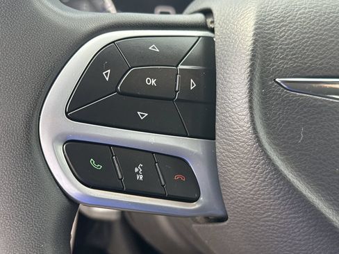 Used 2024 Chrysler Pacifica Touring-L FWD image 16