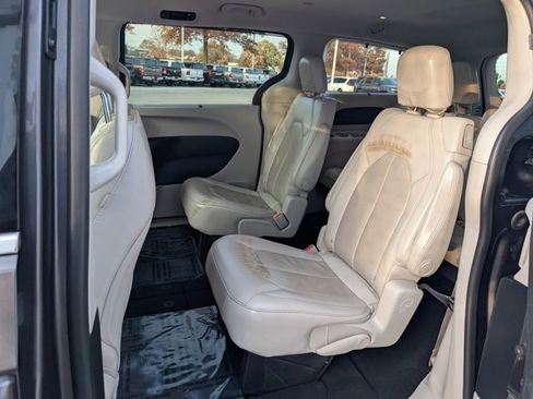 Used 2021 Chrysler Pacifica Touring-L image 16