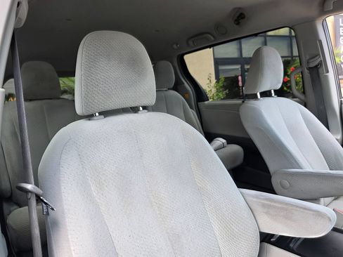 Used 2012 Toyota Sienna LE w/ Preferred Pkg FWD image 16