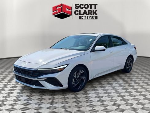 Used 2024 Hyundai Elantra SEL w/ Convenience Package FWD image 3