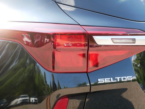 Certified 2023 Kia Seltos LX AWD/4WD image 17