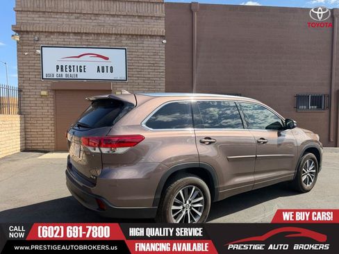 Used 2017 Toyota Highlander XLE FWD image 2