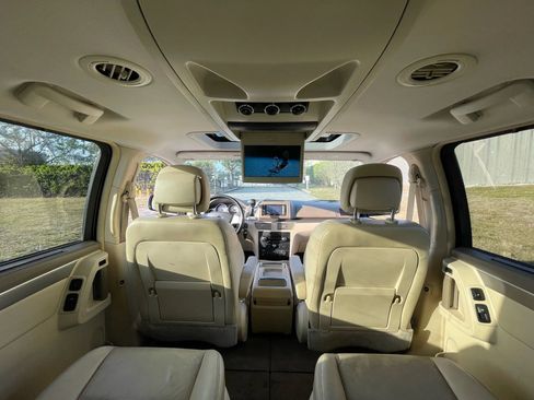 Used 2010 Volkswagen Routan SEL FWD image 32