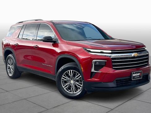 Used 2025 Chevrolet Traverse LT image 3