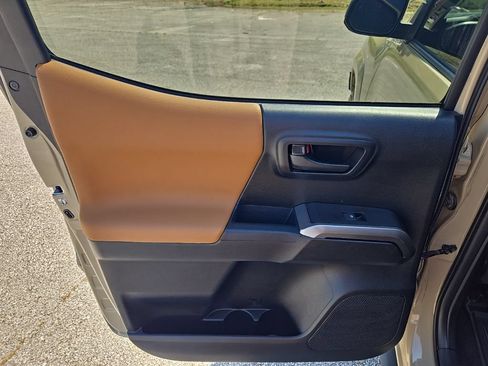 Used 2018 Toyota Tacoma SR5 AWD/4WD image 19