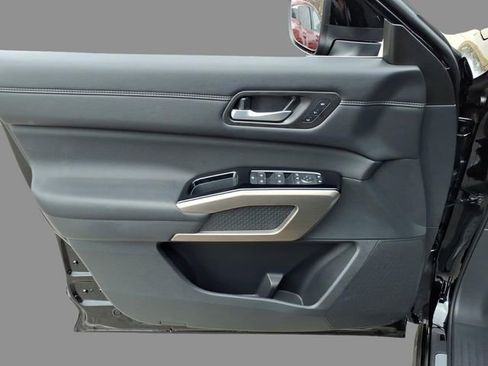 Used 2025 Nissan Pathfinder Platinum w/ Black Appearance Package image 15