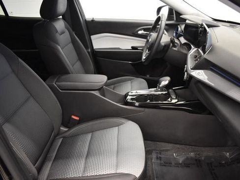 Used 2025 Chevrolet Trax LT w/ LT Convenience Package FWD image 19