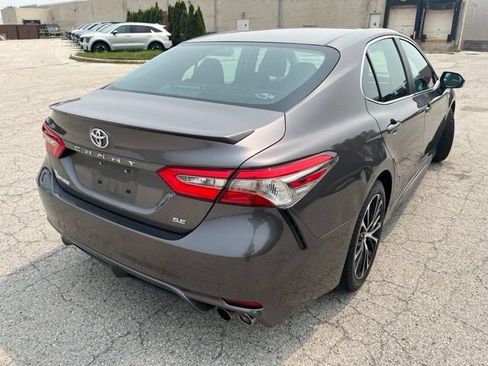 Used 2018 Toyota Camry SE w/ Moonroof Package FWD image 2