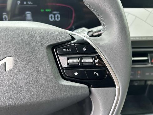 Certified 2025 Kia Niro EX FWD image 17