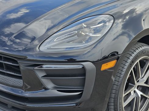 Certified 2025 Porsche Macan image 12