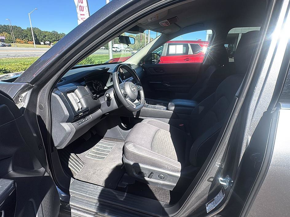 Certified 2025 Nissan Pathfinder SV FWD image 13