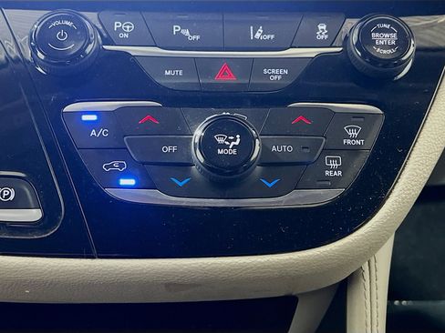 Used 2021 Chrysler Pacifica Limited w/ Premium & Safety Sphere Group FWD image 12