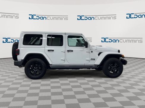 Used 2023 Jeep Wrangler Unlimited Sahara AWD/4WD image 9
