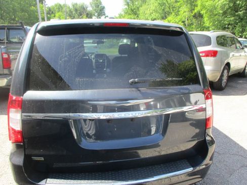 Used 2014 Chrysler Town & Country Touring FWD image 6