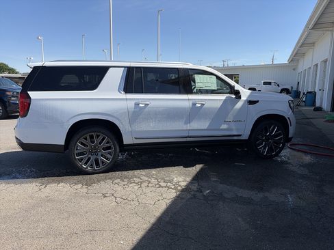 New 2026 GMC Yukon XL Denali Ultimate w/ LPO, Floor Liner Package AWD/4WD image 12