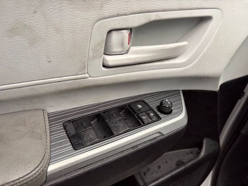 Used 2025 Toyota Sienna LE FWD image 4