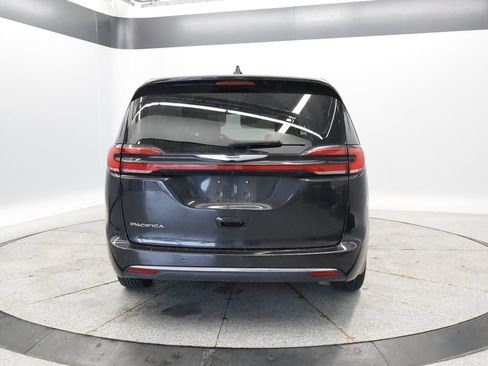 Used 2023 Chrysler Pacifica Touring-L FWD image 4