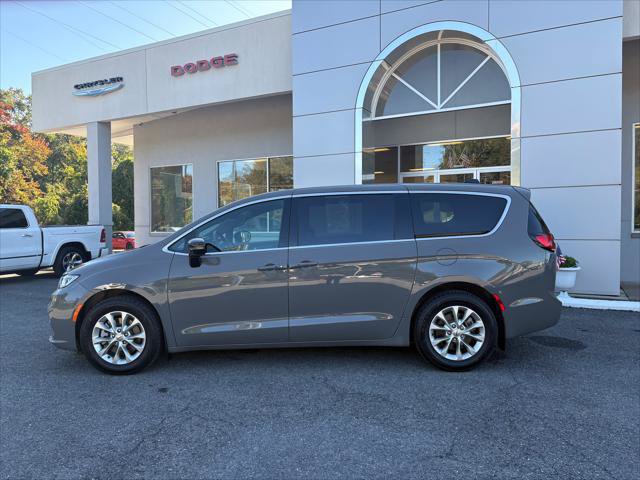 Certified 2025 Chrysler Pacifica Select AWD/4WD image 2