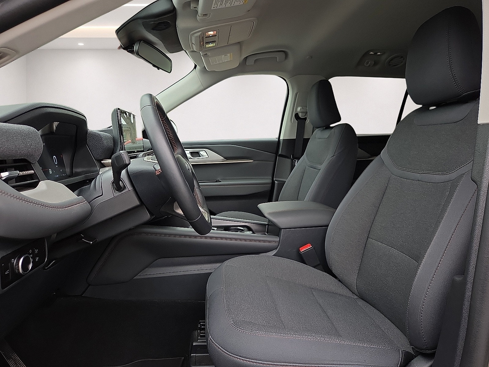 Used 2025 Ford Explorer Active RWD image 15