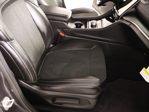 Used 2025 Jeep Grand Cherokee Altitude RWD image 13