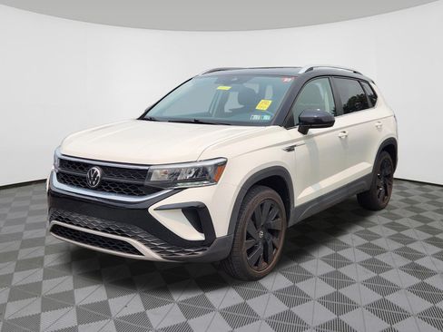 Used 2024 Volkswagen Taos SE w/ Panoramic Sunroof Package AWD/4WD image 2