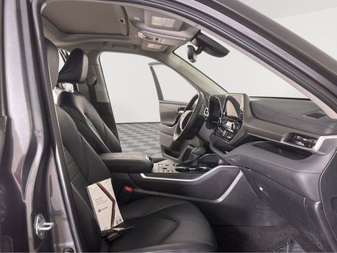 Used 2024 Toyota Highlander XLE image 5