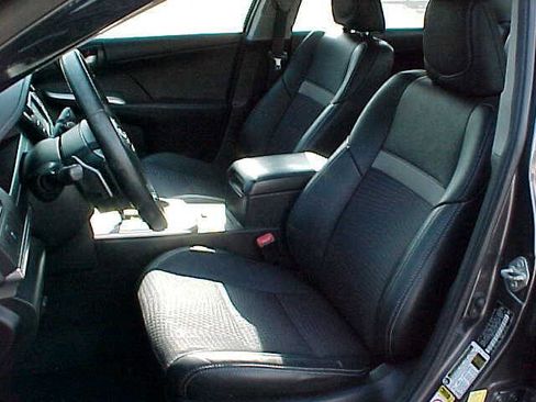 Used 2014 Toyota Camry SE FWD image 17