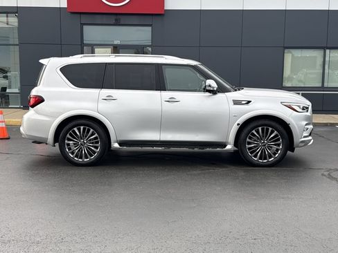 Used 2018 INFINITI QX80 4WD w/ Deluxe Technology Package image 2