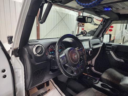 Used 2017 Jeep Wrangler Unlimited Sahara image 9