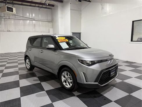Used 2023 Kia Soul LX w/ LX Technology Package image 2