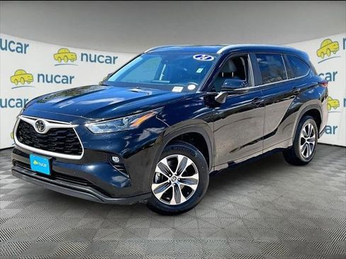 Used 2024 Toyota Highlander XLE FWD image 3