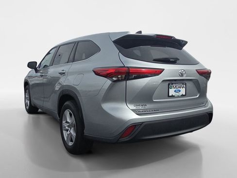 Used 2023 Toyota Highlander LE image 3