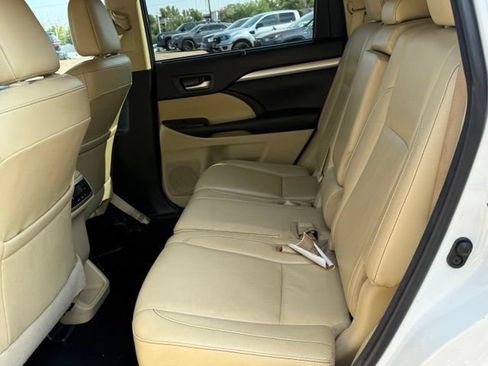 Used 2018 Toyota Highlander XLE AWD/4WD image 16